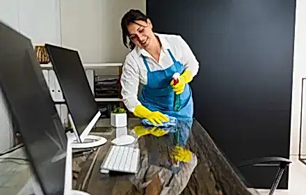 Bakı kurumsal ofis temizliği yapan profesyonel temizlik personeli
