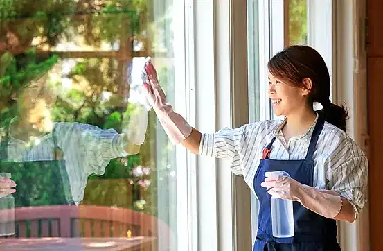 Bakı’da ev camı temizliği yapan Bakı Pro Temizlik personeli